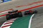 Foto zur News: Carlos Sainz (Ferrari) und Oscar Piastri (McLaren)