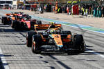 Foto zur News: Lando Norris (McLaren), Charles Leclerc (Ferrari) und Oscar Piastri (McLaren)