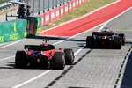 Foto zur News: Oscar Piastri (McLaren) und Carlos Sainz (Ferrari)