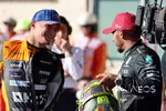 Foto zur News: Lando Norris (McLaren) und Lewis Hamilton (Mercedes)