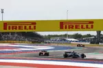 Foto zur News: Logan Sargeant (Williams), Charles Leclerc (Ferrari) und Sergio Perez (Red Bull)