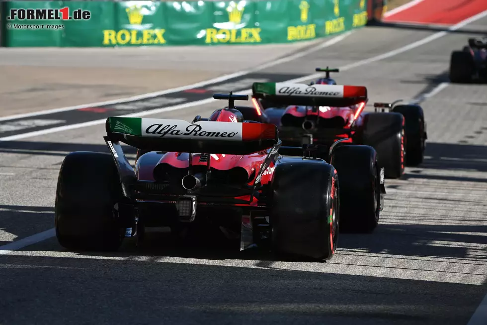 Foto zur News: Guanyu Zhou (Alfa Romeo) und Valtteri Bottas (Alfa Romeo)