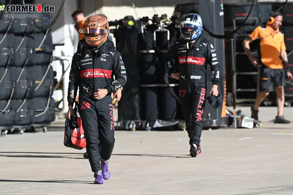 Foto zur News: Guanyu Zhou (Alfa Romeo) und Valtteri Bottas (Alfa Romeo)