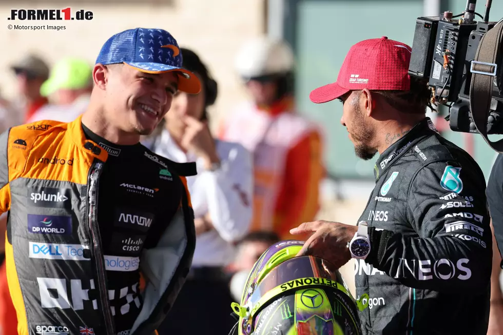 Foto zur News: Lando Norris (McLaren) und Lewis Hamilton (Mercedes)