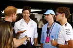 Foto zur News: Prinz Harry mit Toto Wolff und George Russell (Mercedes)