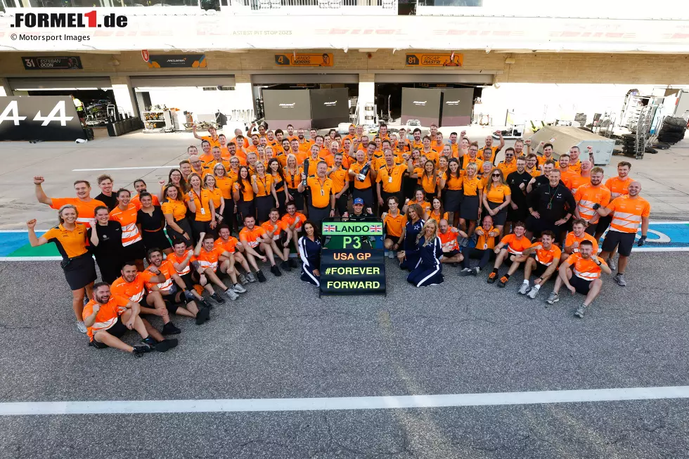 Foto zur News: Zak Brown, Lando Norris (McLaren) und Oscar Piastri (McLaren)