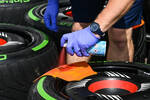 Foto zur News: Mechaniker markiert Pirelli-Reifen