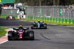 Foto zur News: Guanyu Zhou (Alfa Romeo) und Fernando Alonso (Aston Martin)