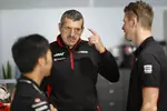 Foto zur News: Günther Steiner mit Nico Hülkenberg (Haas)