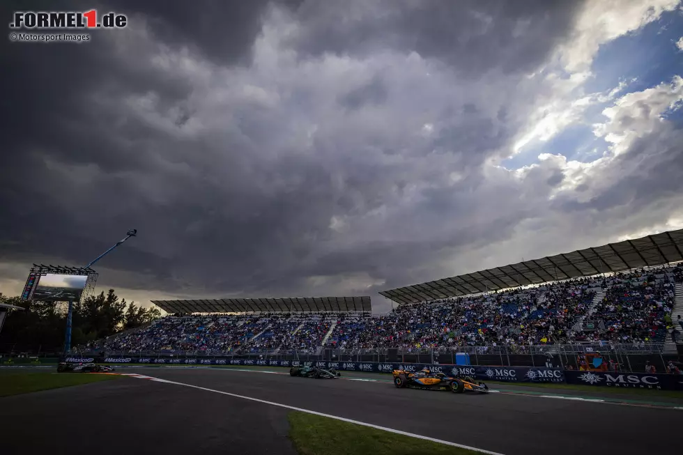 Foto zur News: Oscar Piastri (McLaren) und Lance Stroll (Aston Martin)