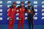 Foto zur News: Carlos Sainz (Ferrari), Charles Leclerc (Ferrari) und Max Verstappen (Red Bull)