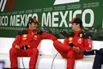 Foto zur News: Carlos Sainz (Ferrari) und Charles Leclerc (Ferrari)