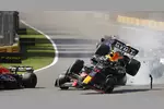 Foto zur News: Charles Leclerc (Ferrari) und Sergio Perez (Red Bull)