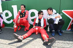 Foto zur News: Alexander Albon (Williams), Carlos Sainz (Ferrari) und Charles Leclerc (Ferrari)
