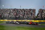 Foto zur News: Carlos Sainz (Ferrari), Lewis Hamilton (Mercedes) und Daniel Ricciardo (AlphaTauri)