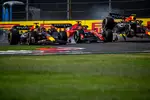 Foto zur News: Charles Leclerc (Ferrari) und Sergio Perez (Red Bull)