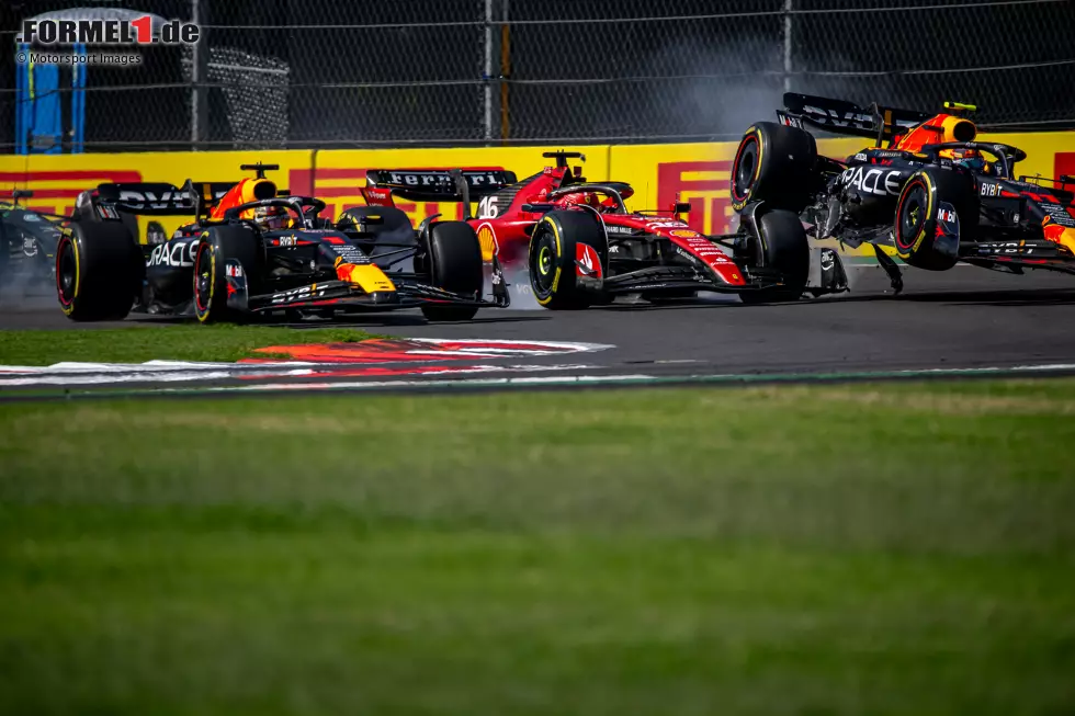 Foto zur News: Charles Leclerc (Ferrari) und Sergio Perez (Red Bull)