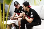 Foto zur News: Guanyu Zhou (Alfa Romeo) und Valtteri Bottas (Alfa Romeo)