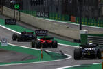 Foto zur News: Lewis Hamilton (Mercedes), Charles Leclerc (Ferrari) und Yuki Tsunoda (AlphaTauri)
