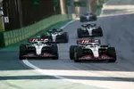 Foto zur News: Kevin Magnussen (Haas) und Nico Hülkenberg (Haas)