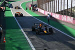 Foto zur News: Max Verstappen (Red Bull), Lando Norris (McLaren) und Sergio Perez (Red Bull)