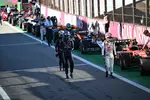 Foto zur News: Guanyu Zhou (Alfa Romeo) und Kevin Magnussen (Haas)