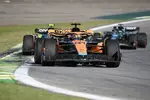 Foto zur News: Oscar Piastri (McLaren), Fernando Alonso (Aston Martin) und Lance Stroll (Aston Martin)