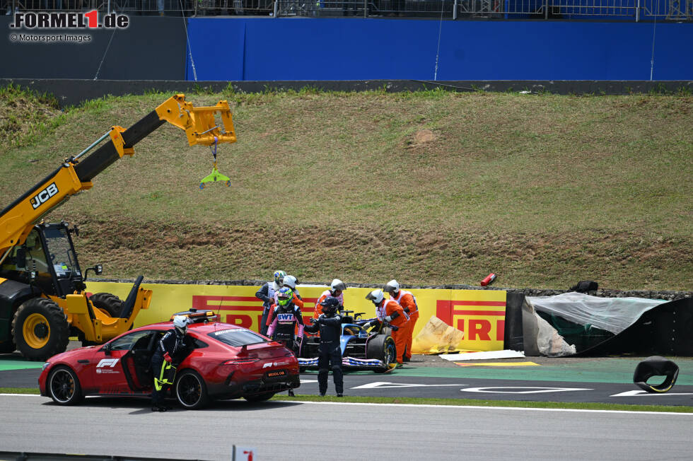 Foto zur News: Esteban Ocon (Alpine) und Fernando Alonso (Aston Martin)