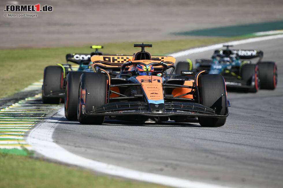 Foto zur News: Oscar Piastri (McLaren), Fernando Alonso (Aston Martin) und Lance Stroll (Aston Martin)