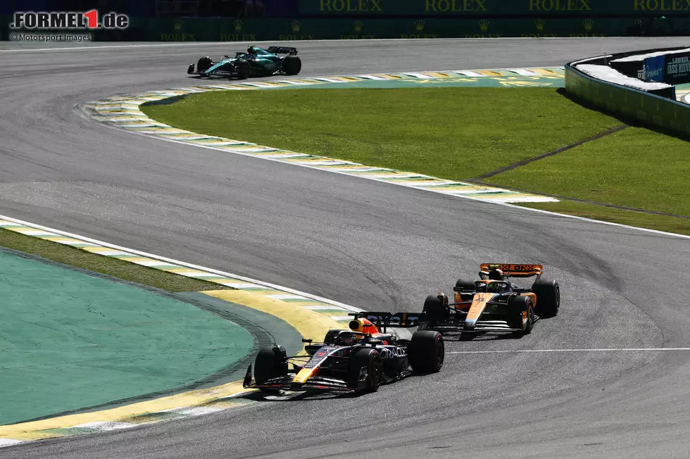 Foto zur News: Max Verstappen (Red Bull), Lando Norris (McLaren) und Fernando Alonso (Aston Martin)