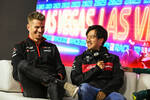 Foto zur News: Nico Hülkenberg (Haas) und Guanyu Zhou (Alfa Romeo)