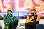 Foto zur News: Fernando Alonso (Aston Martin) und Lando Norris (McLaren)