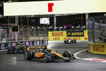 Foto zur News: Oscar Piastri (McLaren), Lewis Hamilton (Mercedes) und Daniel Ricciardo (AlphaTauri)