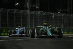 Foto zur News: Fernando Alonso (Aston Martin) und Pierre Gasly (Alpine)