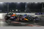 Foto zur News: Max Verstappen (Red Bull) und Esteban Ocon (Alpine)