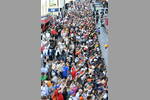 Foto zur News: Fans beim Pitwalk in Abu Dhabi