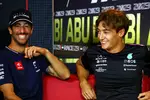 Foto zur News: Daniel Ricciardo (AlphaTauri) und George Russell (Mercedes)