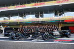 Foto zur News: Gruppenbild des Mercedes-Teams