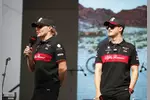 Foto zur News: Guanyu Zhou (Alfa Romeo) und Valtteri Bottas (Alfa Romeo)