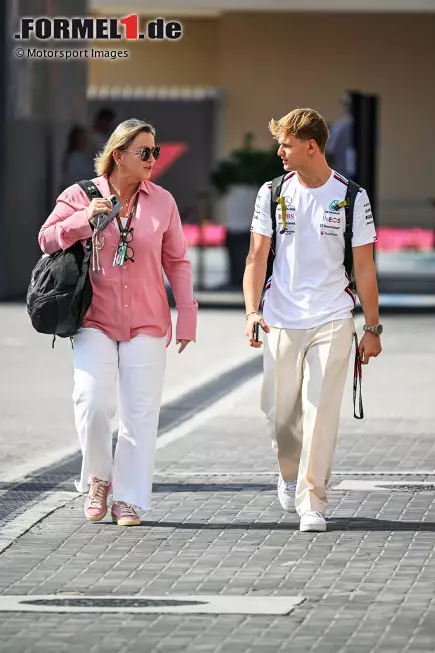 Foto zur News: Mick Schumacher (Mercedes) mit Sabine Kehm
