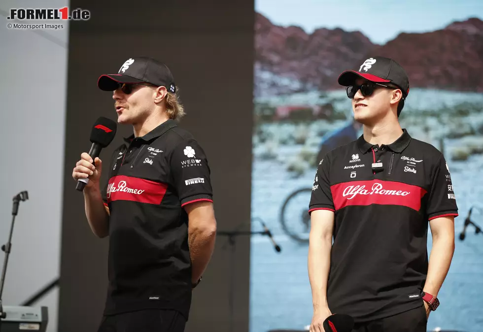 Foto zur News: Guanyu Zhou (Alfa Romeo) und Valtteri Bottas (Alfa Romeo)