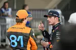 Foto zur News: Oscar Piastri (McLaren) und Max Verstappen (Red Bull)