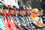 Foto zur News: Sergio Perez (Red Bull), Max Verstappen (Red Bull), Lewis Hamilton (Mercedes) und George Russell (Mercedes)