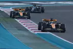 Foto zur News: Oscar Piastri (McLaren), Lando Norris (McLaren) und George Russell (Mercedes)