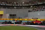 Foto zur News: Nico Hülkenberg (Haas) und Carlos Sainz (Ferrari)
