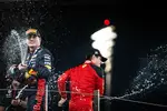 Foto zur News: Max Verstappen (Red Bull) und Charles Leclerc (Ferrari)