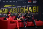 Foto zur News: Charles Leclerc (Ferrari), Max Verstappen (Red Bull) und George Russell (Mercedes)