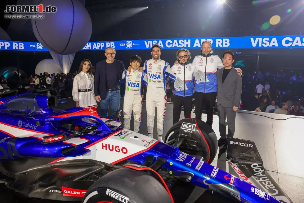 Foto zur News: Stefano Domenicali, Yuki Tsunoda (Racing Bulls) und Daniel Ricciardo (Racing Bulls) mit CEO Peter Bayer und Teamchef Laurent Mekies