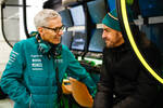 Foto zur News: Teamchef Mike Krack mit Fernando Alonso (Aston Martin)