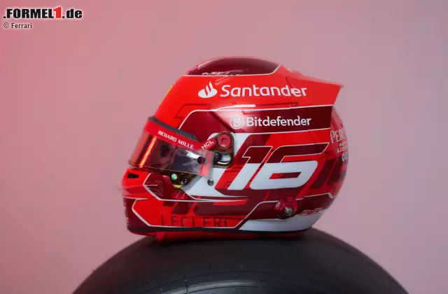 Foto zur News: Helm von Charles Leclerc (Ferrari)